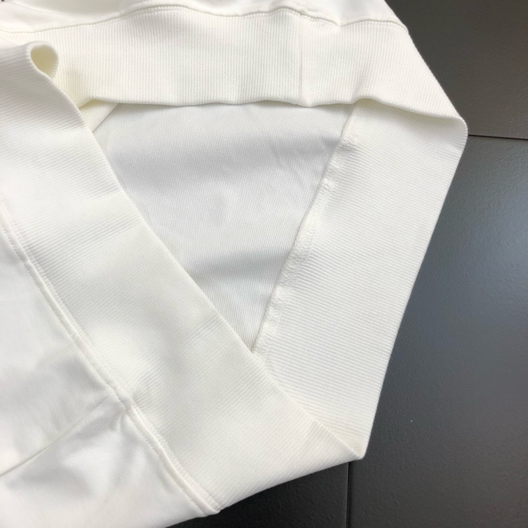 图片[8]-P440 VER范思哲  2024秋冬新款圆领卫衣T恤 胸前品牌logo重工设计 单穿打底都非常特色 采用高克重360克进口环保棉、布面细腻、柔软、经典之作、古典、简单、大方、手感超柔软细腻 穿着亲肤舒适 高端精品 代工厂精细做工 上身非常赞 男士必备单品 三标齐全
尺码：M~5XL  178 140斤穿L 最大穿230斤-高仿包包