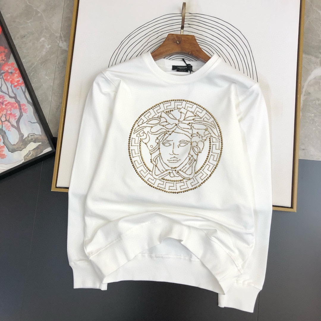 P440 VER范思哲  2024秋冬新款圆领卫衣T恤 胸前品牌logo重工设计 单穿打底都非常特色 采用高克重360克进口环保棉、布面细腻、柔软、经典之作、古典、简单、大方、手感超柔软细腻 穿着亲肤舒适 高端精品 代工厂精细做工 上身非常赞 男士必备单品 三标齐全
尺码：M~5XL  178 140斤穿L 最大穿230斤-高仿包包