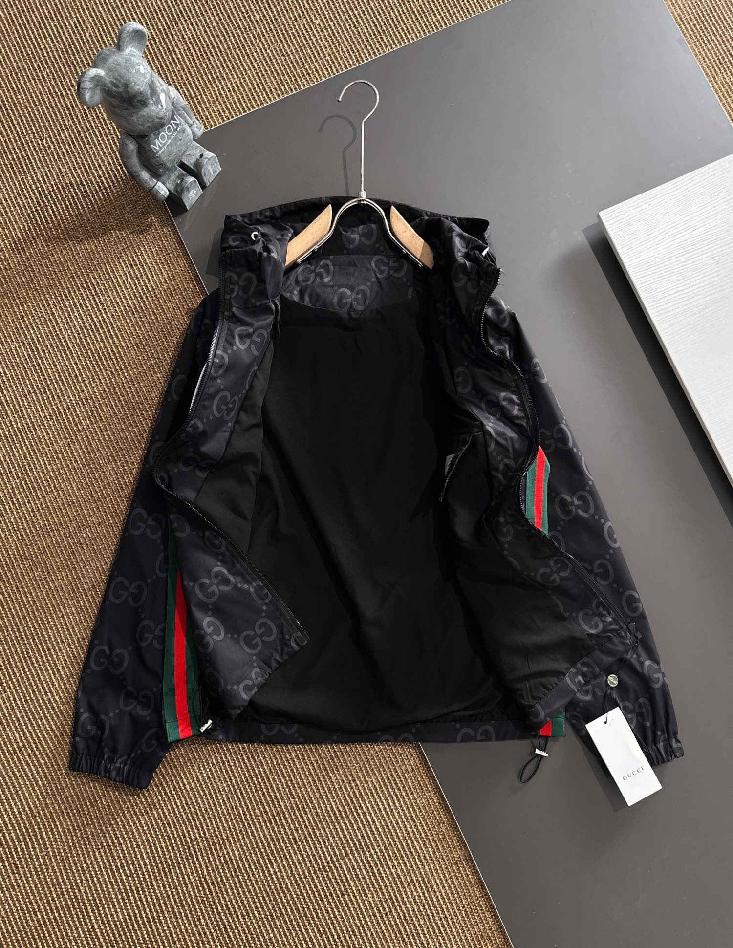 P480 Gucci Gucci 2024 fall and winter new listing guest fabrics fashion trench coat jacket coat European upper body more casual generous counter original hardware luxury custom accessories new! Luxury brand qualities logo embellishment design original accessories luxury ultimate! Soft and comfortable on the body explosion handsome! Suitable for any scene! Size: M-XXXL (178 140 pounds L Slim maximum wear 190 pounds)