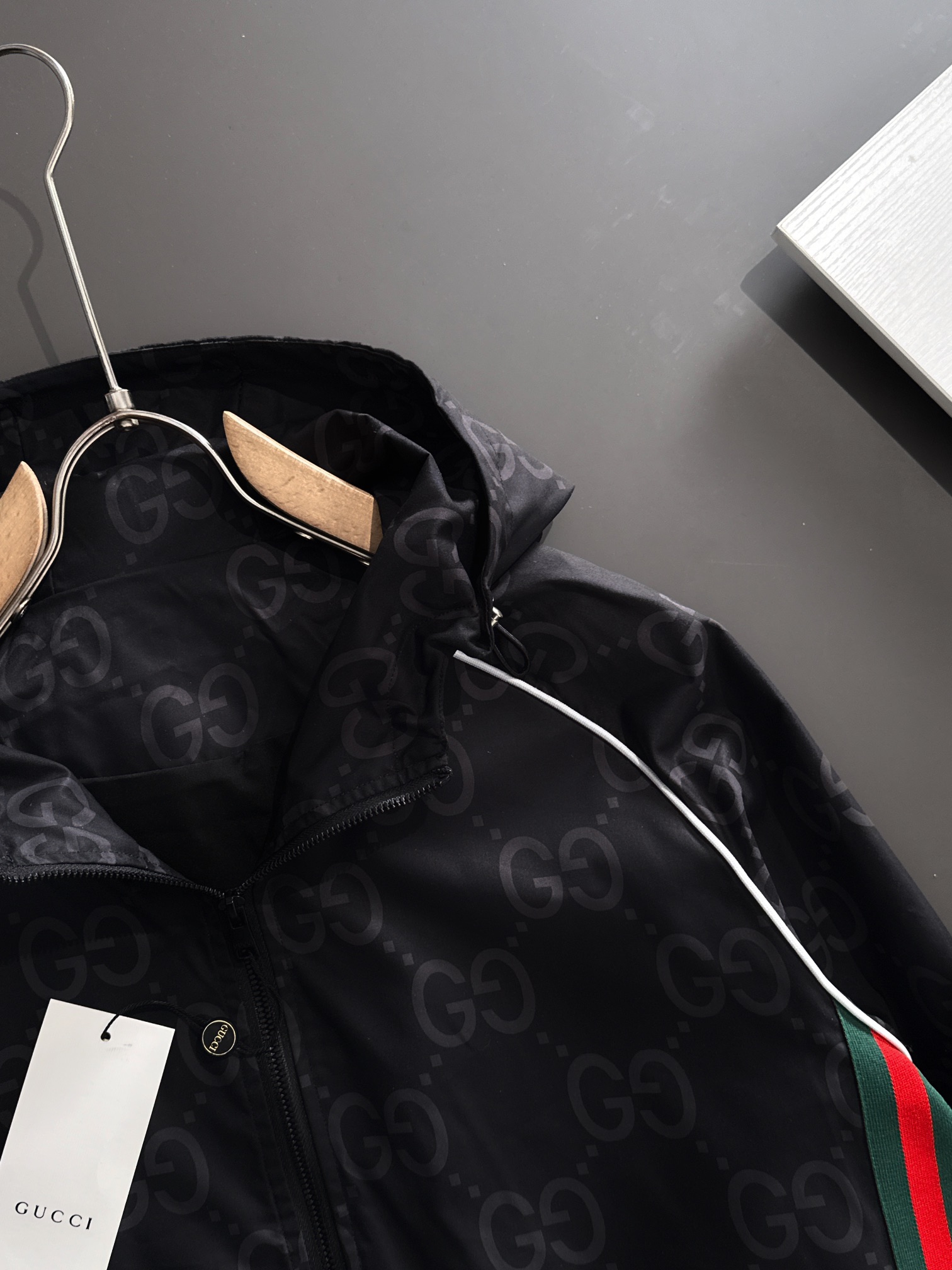 P480 Gucci Gucci 2024 fall and winter new listing guest fabrics fashion trench coat jacket coat European upper body more casual generous counter original hardware luxury custom accessories new! Luxury brand qualities logo embellishment design original accessories luxury ultimate! Soft and comfortable on the body explosion handsome! Suitable for any scene! Size: M-XXXL (178 140 pounds L Slim maximum wear 190 pounds)