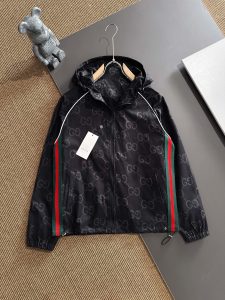P480 Gucci古驰 2024秋冬新款上市 客供面料时尚风衣夹克外套欧洲上身更随意大方专柜原版五金奢华定制配饰新作！奢华品牌特质logo点缀设计原版辅料奢华极致！柔软舒适上身爆帅！适合任意场景！ 尺码：M-XXXL（178 140斤L修身 最大穿190斤）-高仿包包