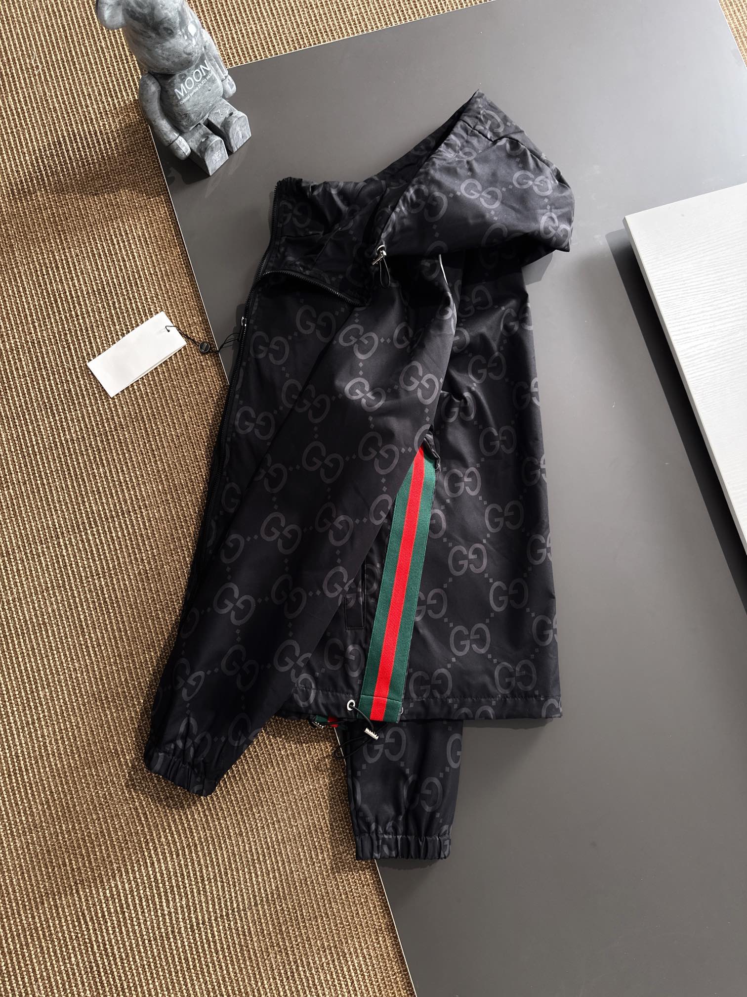 P480 Gucci Gucci 2024 fall and winter new listing guest fabrics fashion trench coat jacket coat European upper body more casual generous counter original hardware luxury custom accessories new! Luxury brand qualities logo embellishment design original accessories luxury ultimate! Soft and comfortable on the body explosion handsome! Suitable for any scene! Size: M-XXXL (178 140 pounds L Slim maximum wear 190 pounds)