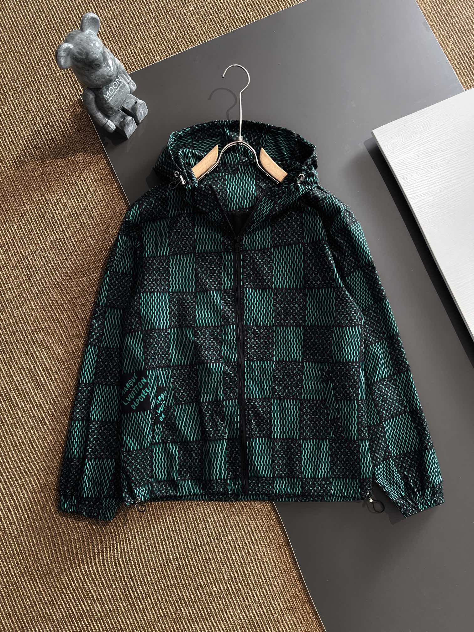 P480 Gucci Gucci 2024 fall and winter new listing guest fabrics fashion trench coat jacket coat European upper body more casual generous counter original hardware luxury custom accessories new! Luxury brand qualities logo embellishment design original accessories luxury ultimate! Soft and comfortable on the body explosion handsome! Suitable for any scene! Size: M-XXXL (178 140 pounds L Slim maximum wear 190 pounds)