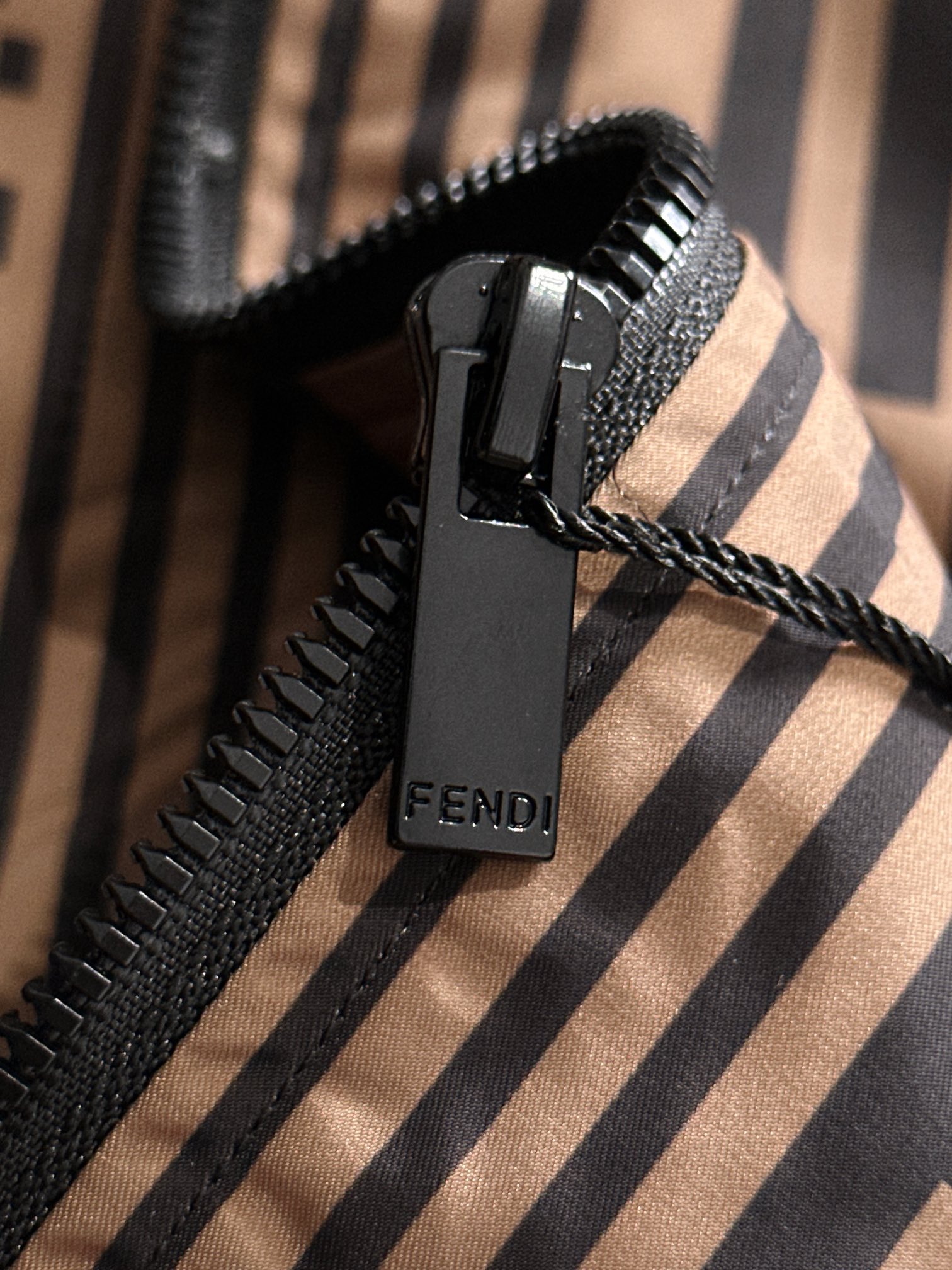 Picture [5]-P480 FENDI Fendi 2024 fall and winter new listing guest fabrics fashion trench coat jacket coat European upper body more casual generous counter original hardware luxury custom accessories new! Luxury brand qualities logo embellishment design original accessories luxury extreme! Soft and comfortable on the body explosion handsome! Suitable for any scene! Size: M-XXXL (178 140 pounds L Slim maximum wear 190 pounds)-high-fashion bags