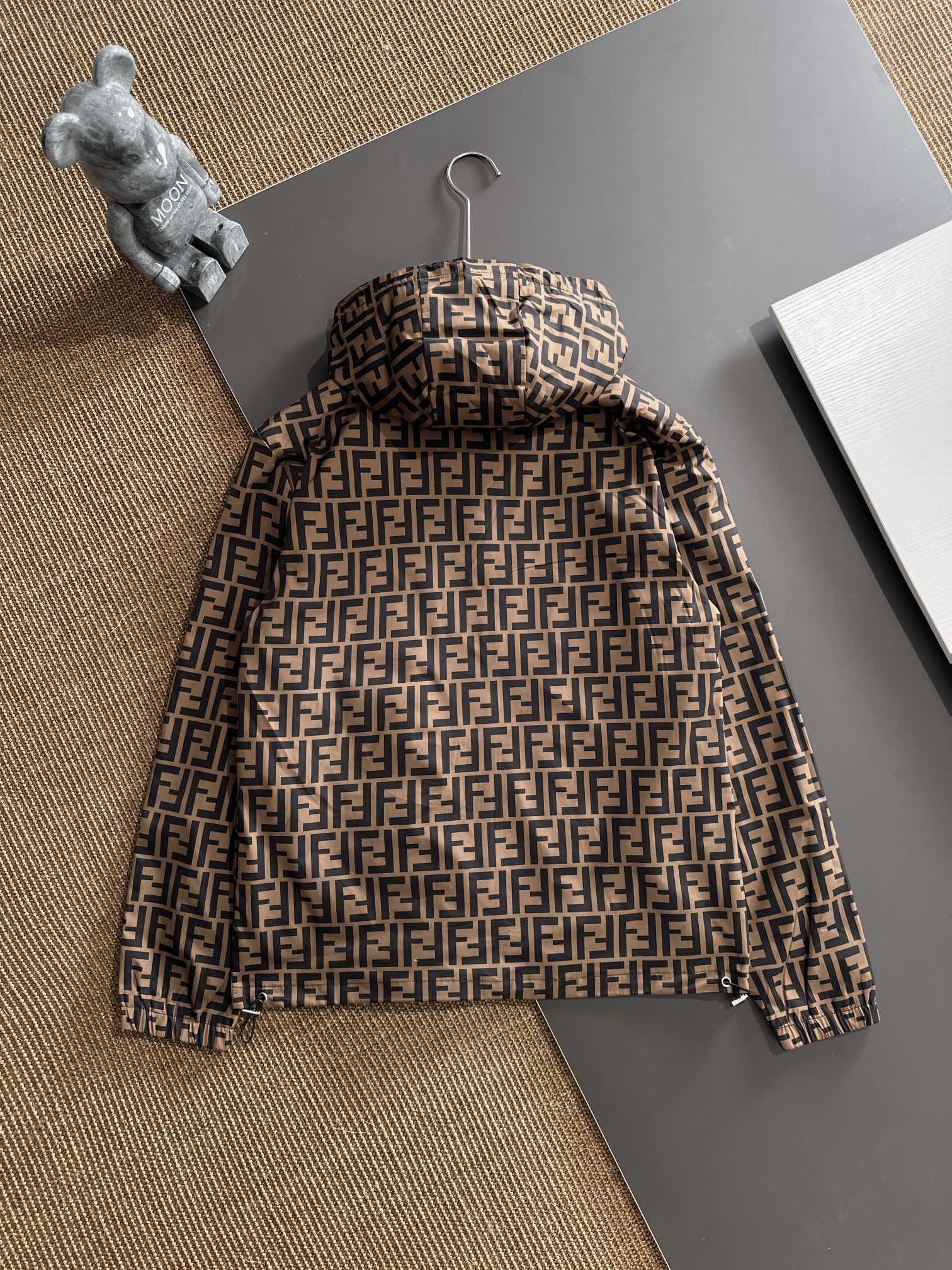 Picture [3]-P480 FENDI Fendi 2024 fall and winter new listing guest fabrics fashion trench coat jacket coat European upper body more casual generous counter original hardware luxury custom accessories new! Luxury brand qualities logo embellishment design original accessories luxury extreme! Soft and comfortable on the body explosion handsome! Suitable for any scene! Size: M-XXXL (178 140 pounds L Slim maximum wear 190 pounds)-high-fashion bags