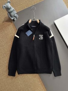 P620 LV 2024秋冬发售必备时尚高品质圆领针织开衫毛衣！最为出色百搭的实穿利器！高端订制羊毛混纺材质最具时尚元素设计点缀 柔顺保暖不扎身！随意搭配都是非常容易出造型！无论单穿内搭都是超级出色强烈建议入手！细节档次感非常到位！强烈推荐！！！尺码：M-3XL（175 140斤穿L最大穿190斤）-高仿包包