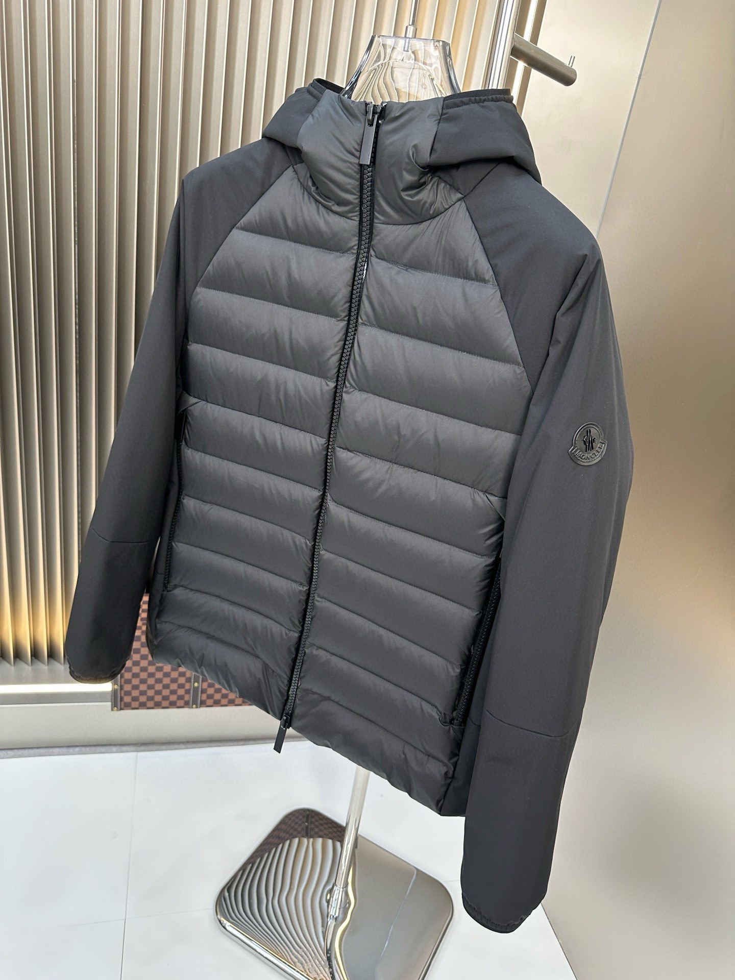 图片[2]-P1060 Moncler蒙口 牛货 2024秋冬款男士纯正90羽绒服！贵族血统 蓬松感十足 御寒神器 高端顶尖一线成衣整件衣服采  用手重工艺设计内里作为骨架支持的部位都遍布手工压胶条防水涂层以户外冲锋衣的廓形为基调融入了时装的设计元素不以功  能性为主导高街实穿款填充物为进口高级甄选90白鸭绒+10羽毛高克重厚实速热以及聚温保暖效果极好聚集了杰尼亚传统工艺 符号片 并赋予了新一季时尚活力和时装美学价值亦庄亦谐的风格都市精英男士首选尺码：M-3XL178 140斤穿L修身 最大可穿190斤-高仿包包