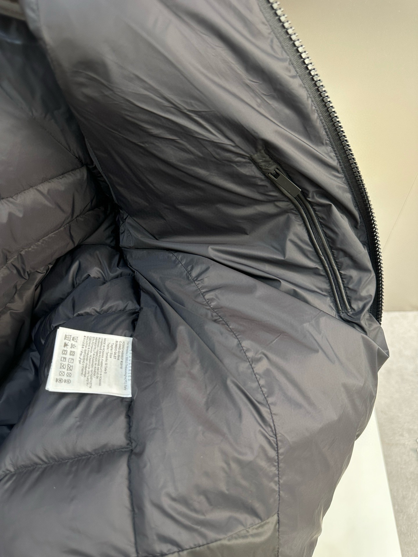 图片[8]-P1060 Moncler蒙口 牛货 2024秋冬款男士纯正90羽绒服！贵族血统 蓬松感十足 御寒神器 高端顶尖一线成衣整件衣服采  用手重工艺设计内里作为骨架支持的部位都遍布手工压胶条防水涂层以户外冲锋衣的廓形为基调融入了时装的设计元素不以功  能性为主导高街实穿款填充物为进口高级甄选90白鸭绒+10羽毛高克重厚实速热以及聚温保暖效果极好聚集了杰尼亚传统工艺 符号片 并赋予了新一季时尚活力和时装美学价值亦庄亦谐的风格都市精英男士首选尺码：M-3XL178 140斤穿L修身 最大可穿190斤-高仿包包