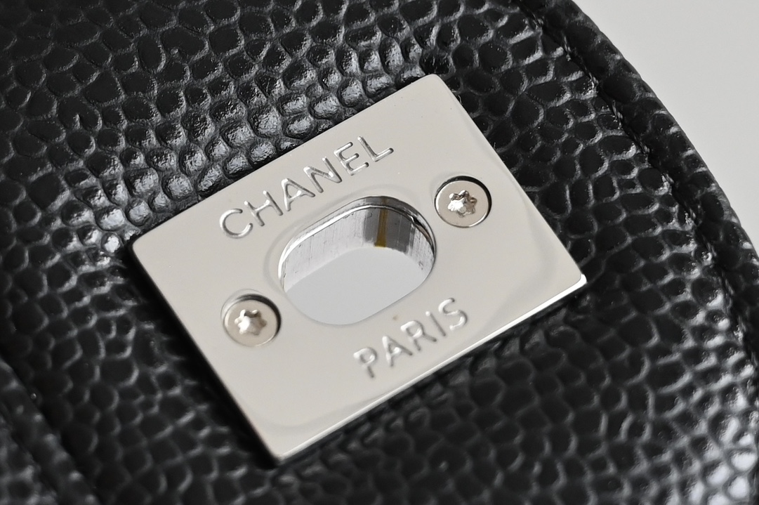 Picture [7]-CHANEL new upgraded version 𝐂𝐟 Series Classic Flap Jumbo30 big bag of handsome and CF sexy elegant combination ✔ when you find Jumbo can also be used as a stray bag back ❤ can not wait to go out the back of the classic evolved into a fashionable big bag do not get into the hands of the will certainly regret! 😌😌Leather: black original Haas ball pattern caviar cowhide Hardware: all-steel white lat silver buckle Size: 19.5*30*10cm-High-fashion bags