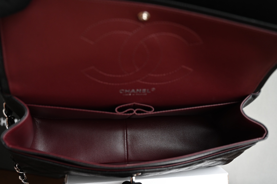 Picture [8]-CHANEL new upgraded version 𝐂𝐟 Series Classic Flap Jumbo30 big bag of handsome and CF sexy elegant combination ✔ when you find Jumbo can also be used as a stray bag back ❤ can not wait to go out the back of the classic evolved into a fashionable big bag do not get into the hands of the will certainly regret! 😌😌Leather: black original Haas ball pattern caviar cowhide Hardware: all-steel white lat silver buckle Size: 19.5*30*10cm-High-fashion bags