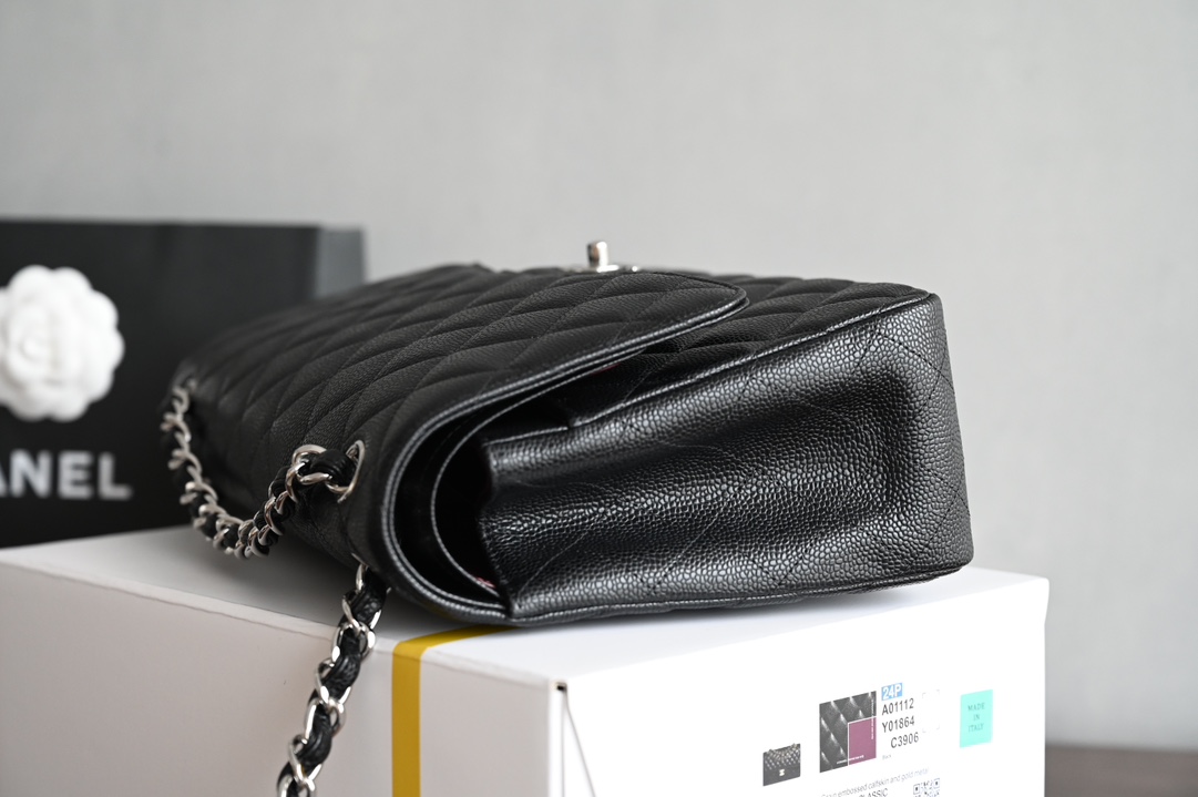 Picture [3]-CHANEL new upgraded version 𝐂𝐟 Series Classic Flap Jumbo30 big bag of handsome and CF sexy elegant combination ✔ when you find Jumbo can also be used as a stray bag back ❤ can not wait to go out the back of the classic evolved into a fashionable big bag do not get into the hands of the will certainly regret! 😌😌Leather: black original Haas ball pattern caviar cowhide Hardware: all-steel white lat silver buckle Size: 19.5*30*10cm-High-fashion bags