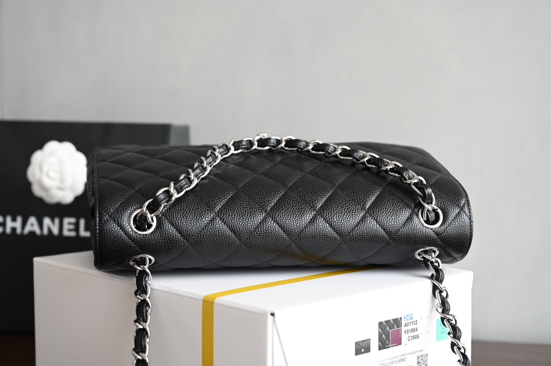 Picture [5]-CHANEL new upgraded version 𝐂𝐟 Series Classic Flap Jumbo30 big bag of handsome and CF sexy elegant combination ✔ when you find Jumbo can also be used as a stray bag back ❤ can not wait to go out the back of the classic evolved into a fashionable big bag do not get into the hands of the will certainly regret! 😌😌Leather: black original Haas ball pattern caviar cowhide Hardware: all-steel white lat silver buckle Size: 19.5*30*10cm-High-fashion bags
