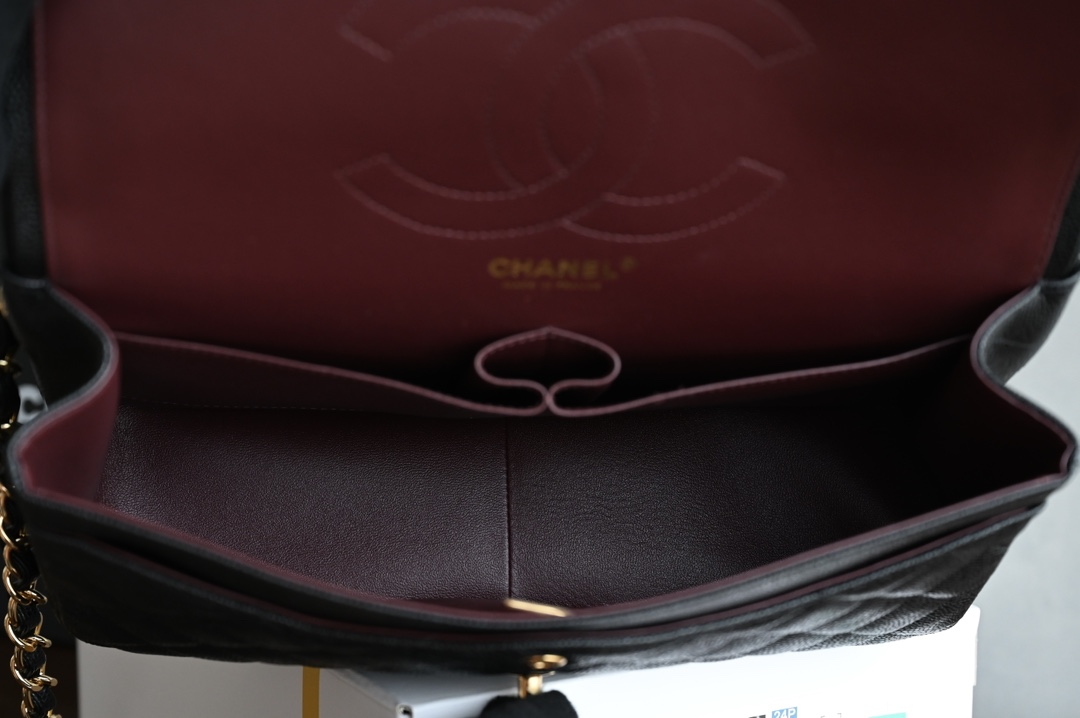 CHANEL new upgraded version 𝐂𝐟 Series Classic Flap Jumbo30 big bag of handsome and CF sexy elegant combination ✔ when you find Jumbo can also be used as a stray bag back ❤ can not wait to carry out the classic evolved into a fashionable big bag do not get into the hands of the will regret! 😌😌Leather: black original Haas ball-grain caviar cowhide Hardware: all-steel white lat silver buckle Size: 19.5*30*10cm-High-fashion factory