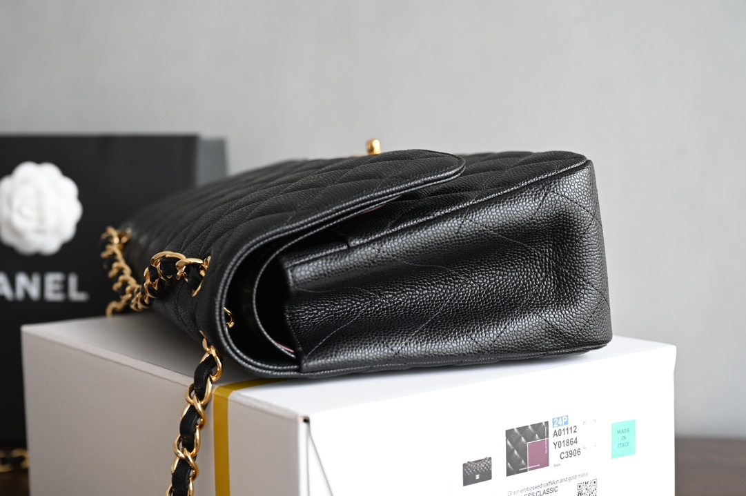 CHANEL new upgraded version 𝐂𝐟 Series Classic Flap Jumbo30 big bag of handsome and CF sexy elegant combination ✔ when you find Jumbo can also be used as a stray bag back ❤ can not wait to carry out the classic evolved into a fashionable big bag do not get into the hands of the will regret! 😌😌Leather: black original Haas ball-grain caviar cowhide Hardware: all-steel white lat silver buckle Size: 19.5*30*10cm-High-fashion factory