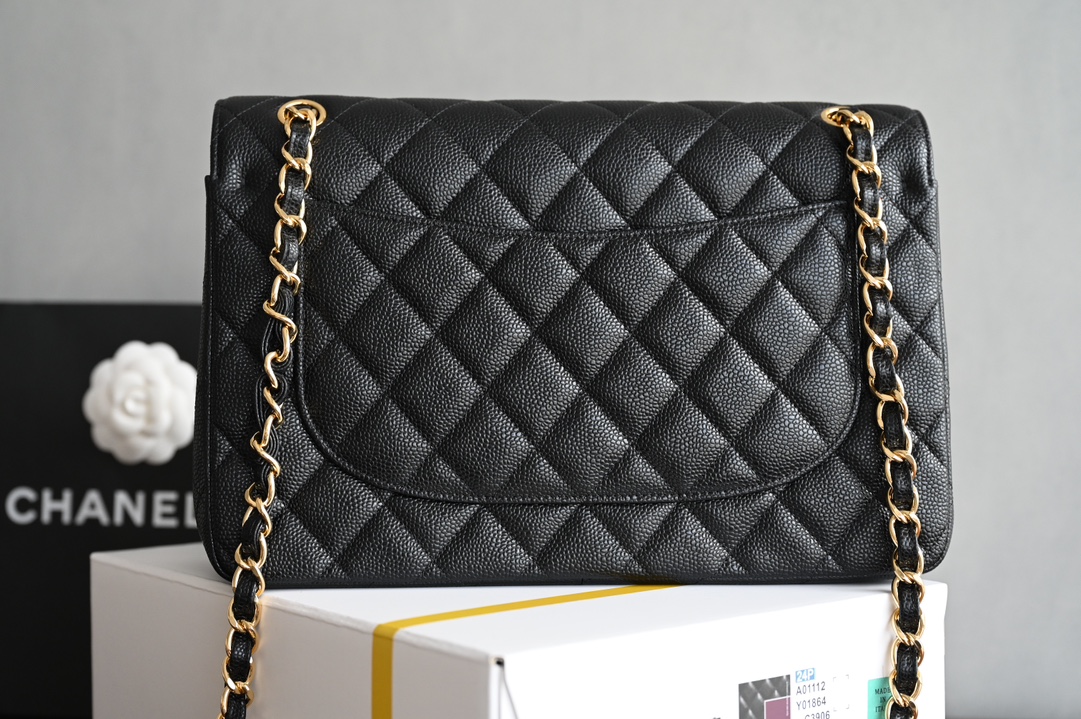 CHANEL new upgraded version 𝐂𝐟 Series Classic Flap Jumbo30 big bag of handsome and CF sexy elegant combination ✔ when you find Jumbo can also be used as a stray bag back ❤ can not wait to carry out the classic evolved into a fashionable big bag do not get into the hands of the will regret! 😌😌Leather: black original Haas ball-grain caviar cowhide Hardware: all-steel white lat silver buckle Size: 19.5*30*10cm-High-fashion factory