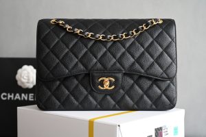 CHANEL  
全新升级版𝐂𝐟 系列
Classic Flap Jumbo30 
大包的帅气与CF的性感优雅结合✔
当你发现Jumbo还可以当成流浪包的背法❤
恨不得马上背出去把经典演变成时尚大bag 
不入手一定会后悔😌😌

皮料：黑色原厂Haas球纹鱼子酱牛皮
五金：全钢厚度24K金扣
尺寸：19.5*30*10cm-高仿包包
