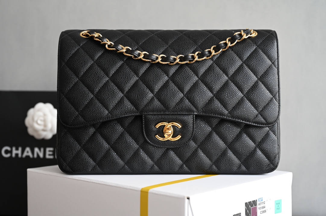 CHANEL new upgraded version 𝐂𝐟 Series Classic Flap Jumbo30 big bag of handsome and CF sexy elegant combination ✔ when you find Jumbo can also be used as a stray bag back ❤ can not wait to carry out the classic evolved into a fashionable big bag do not get into the hands of the will regret! 😌😌Leather: black original Haas ball-grain caviar cowhide Hardware: all-steel white lat silver buckle Size: 19.5*30*10cm-High-fashion factory
