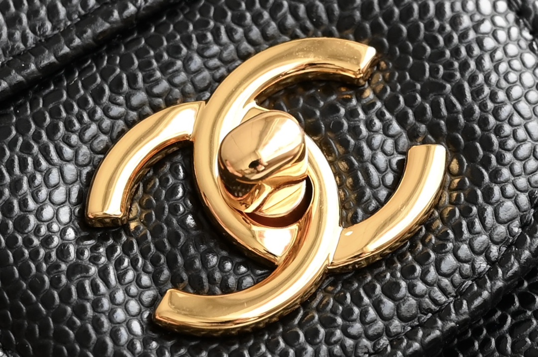 CHANEL new upgraded version 𝐂𝐟 Series Classic Flap Jumbo30 big bag of handsome and CF sexy elegant combination ✔ when you find Jumbo can also be used as a stray bag back ❤ can not wait to carry out the classic evolved into a fashionable big bag do not get into the hands of the will regret! 😌😌Leather: black original Haas ball-grain caviar cowhide Hardware: all-steel white lat silver buckle Size: 19.5*30*10cm-High-fashion factory