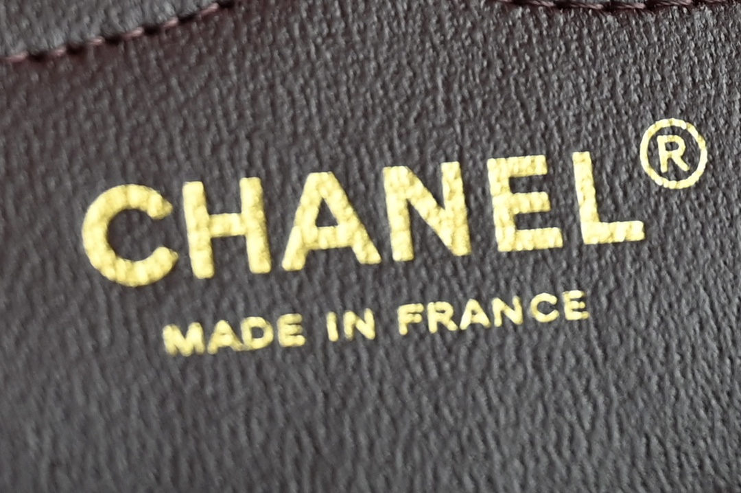 CHANEL new upgraded version 𝐂𝐟 Series Classic Flap Jumbo30 big bag of handsome and CF sexy elegant combination ✔ when you find Jumbo can also be used as a stray bag back ❤ can not wait to carry out the classic evolved into a fashionable big bag do not get into the hands of the will regret! 😌😌Leather: black original Haas ball-grain caviar cowhide Hardware: all-steel white lat silver buckle Size: 19.5*30*10cm-High-fashion factory