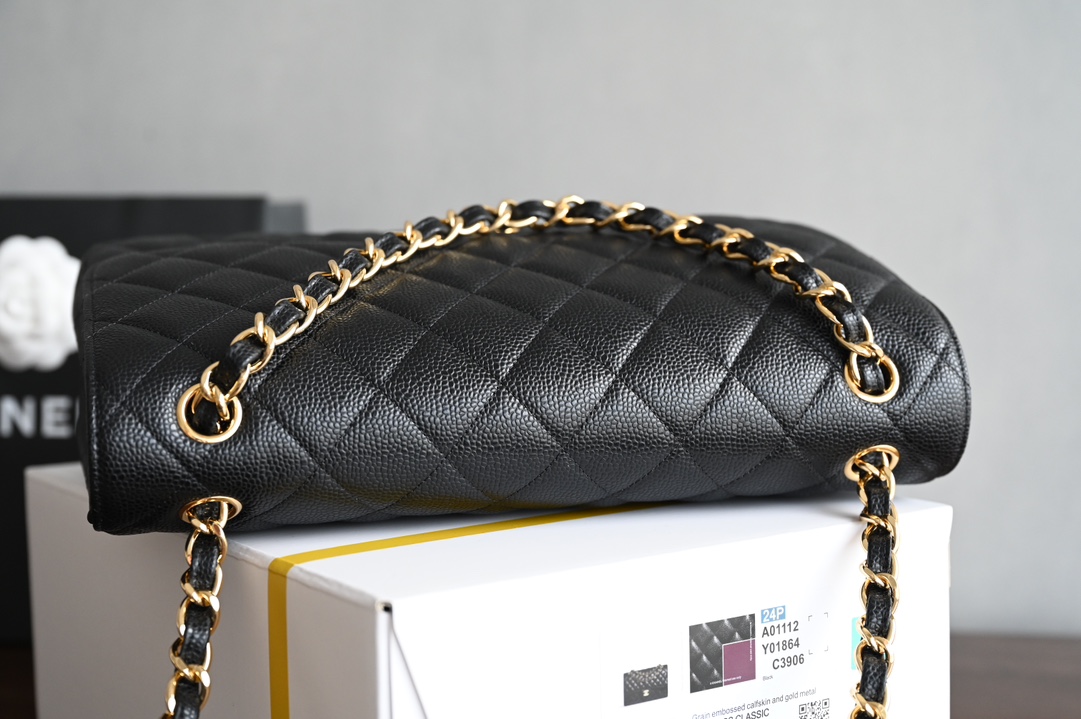 CHANEL new upgraded version 𝐂𝐟 Series Classic Flap Jumbo30 big bag of handsome and CF sexy elegant combination ✔ when you find Jumbo can also be used as a stray bag back ❤ can not wait to carry out the classic evolved into a fashionable big bag do not get into the hands of the will regret! 😌😌Leather: black original Haas ball-grain caviar cowhide Hardware: all-steel white lat silver buckle Size: 19.5*30*10cm-High-fashion factory