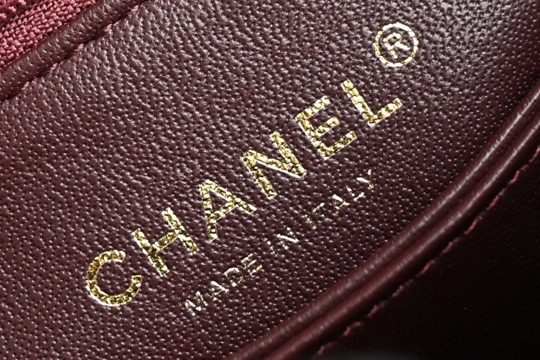 图片[8]-CHANEL  
全新现货发售
𝗖𝗼𝗰𝗼𝗛𝗮𝗻𝗱𝗹𝗲小号 
 黑/黑球手腕 
 鎏金/无车边
经典让你越看越迷人 款式与皮质相辅相成 
简直让你可以用到老的包
真蜥蜴皮手腕点缀整体造型提升奢华的视觉
驾驭任何场合不逊色

皮料：开料部𝚣𝚙小球纹牛皮
五金：𝟸𝟺𝚔真金厚镀鎏金五金
尺寸：𝟷𝟺*𝟸𝟺*𝟷𝟶 𝚌𝚖-高仿包包