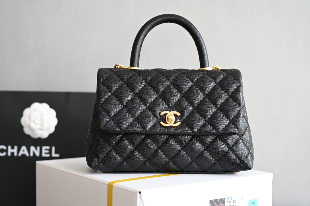 CHANEL  
全新现货发售
𝗖𝗼𝗰𝗼𝗛𝗮𝗻𝗱𝗹𝗲小号 
 黑/黑球手腕 
 鎏金/无车边
经典让你越看越迷人 款式与皮质相辅相成 
简直让你可以用到老的包
真蜥蜴皮手腕点缀整体造型提升奢华的视觉
驾驭任何场合不逊色

皮料：开料部𝚣𝚙小球纹牛皮
五金：𝟸𝟺𝚔真金厚镀鎏金五金
尺寸：𝟷𝟺*𝟸𝟺*𝟷𝟶 𝚌𝚖-高仿包包