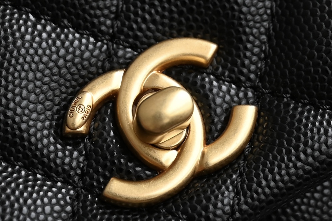 图片[5]-CHANEL  
全新现货发售
𝗖𝗼𝗰𝗼𝗛𝗮𝗻𝗱𝗹𝗲小号 
 黑/黑球手腕 
 鎏金/无车边
经典让你越看越迷人 款式与皮质相辅相成 
简直让你可以用到老的包
真蜥蜴皮手腕点缀整体造型提升奢华的视觉
驾驭任何场合不逊色

皮料：开料部𝚣𝚙小球纹牛皮
五金：𝟸𝟺𝚔真金厚镀鎏金五金
尺寸：𝟷𝟺*𝟸𝟺*𝟷𝟶 𝚌𝚖-高仿包包