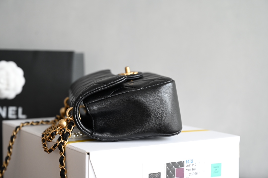 图片[3]-CHANEL  
 𝟮𝟰𝗣春夏
珍珠链条口盖包 黑色 大号
专柜售价44500𝗋𝗆𝖻购入开发〰️

𝖬𝗂𝗇𝗂 𝖲𝗊𝗎𝖺𝗋𝖾方胖子与珍珠链条融合
感觉更随性了拎着背着都很好看
是复古潮流与现代时尚的相互碰撞

五金：𝟤𝟦𝖪复古鎏金
皮料：原厂小羊皮
尺寸：𝟷𝟺.𝟻*𝟷𝟿.𝟻*𝟽.𝟻𝚌𝚖-高仿包包