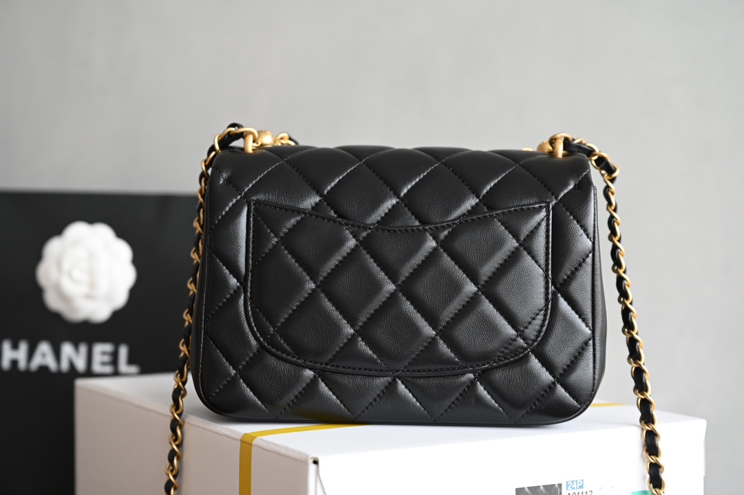图片[2]-CHANEL  
 𝟮𝟰𝗣春夏
珍珠链条口盖包 黑色 大号
专柜售价44500𝗋𝗆𝖻购入开发〰️

𝖬𝗂𝗇𝗂 𝖲𝗊𝗎𝖺𝗋𝖾方胖子与珍珠链条融合
感觉更随性了拎着背着都很好看
是复古潮流与现代时尚的相互碰撞

五金：𝟤𝟦𝖪复古鎏金
皮料：原厂小羊皮
尺寸：𝟷𝟺.𝟻*𝟷𝟿.𝟻*𝟽.𝟻𝚌𝚖-高仿包包