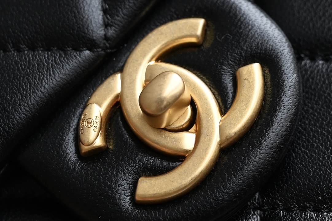 图片[5]-CHANEL  
 𝟮𝟰𝗣春夏
珍珠链条口盖包 黑色 大号
专柜售价44500𝗋𝗆𝖻购入开发〰️

𝖬𝗂𝗇𝗂 𝖲𝗊𝗎𝖺𝗋𝖾方胖子与珍珠链条融合
感觉更随性了拎着背着都很好看
是复古潮流与现代时尚的相互碰撞

五金：𝟤𝟦𝖪复古鎏金
皮料：原厂小羊皮
尺寸：𝟷𝟺.𝟻*𝟷𝟿.𝟻*𝟽.𝟻𝚌𝚖-高仿包包