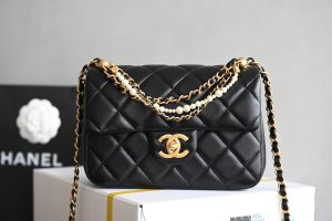CHANEL  
 𝟮𝟰𝗣春夏
珍珠链条口盖包 黑色 大号
专柜售价44500𝗋𝗆𝖻购入开发〰️

𝖬𝗂𝗇𝗂 𝖲𝗊𝗎𝖺𝗋𝖾方胖子与珍珠链条融合
感觉更随性了拎着背着都很好看
是复古潮流与现代时尚的相互碰撞

五金：𝟤𝟦𝖪复古鎏金
皮料：原厂小羊皮
尺寸：𝟷𝟺.𝟻*𝟷𝟿.𝟻*𝟽.𝟻𝚌𝚖-高仿包包
