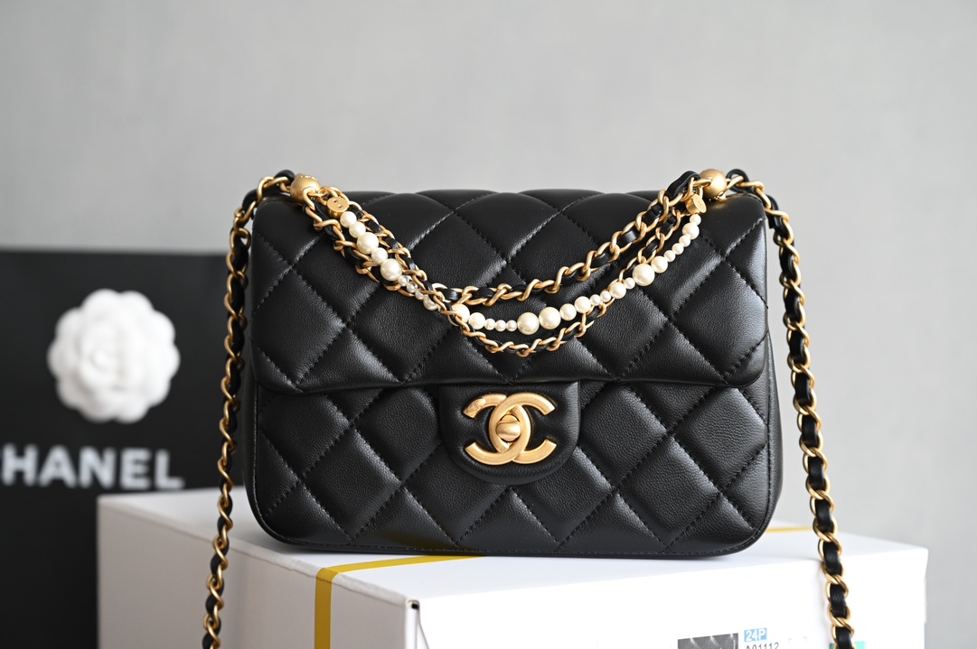 CHANEL  
 𝟮𝟰𝗣春夏
珍珠链条口盖包 黑色 大号
专柜售价44500𝗋𝗆𝖻购入开发〰️

𝖬𝗂𝗇𝗂 𝖲𝗊𝗎𝖺𝗋𝖾方胖子与珍珠链条融合
感觉更随性了拎着背着都很好看
是复古潮流与现代时尚的相互碰撞

五金：𝟤𝟦𝖪复古鎏金
皮料：原厂小羊皮
尺寸：𝟷𝟺.𝟻*𝟷𝟿.𝟻*𝟽.𝟻𝚌𝚖-高仿包包
