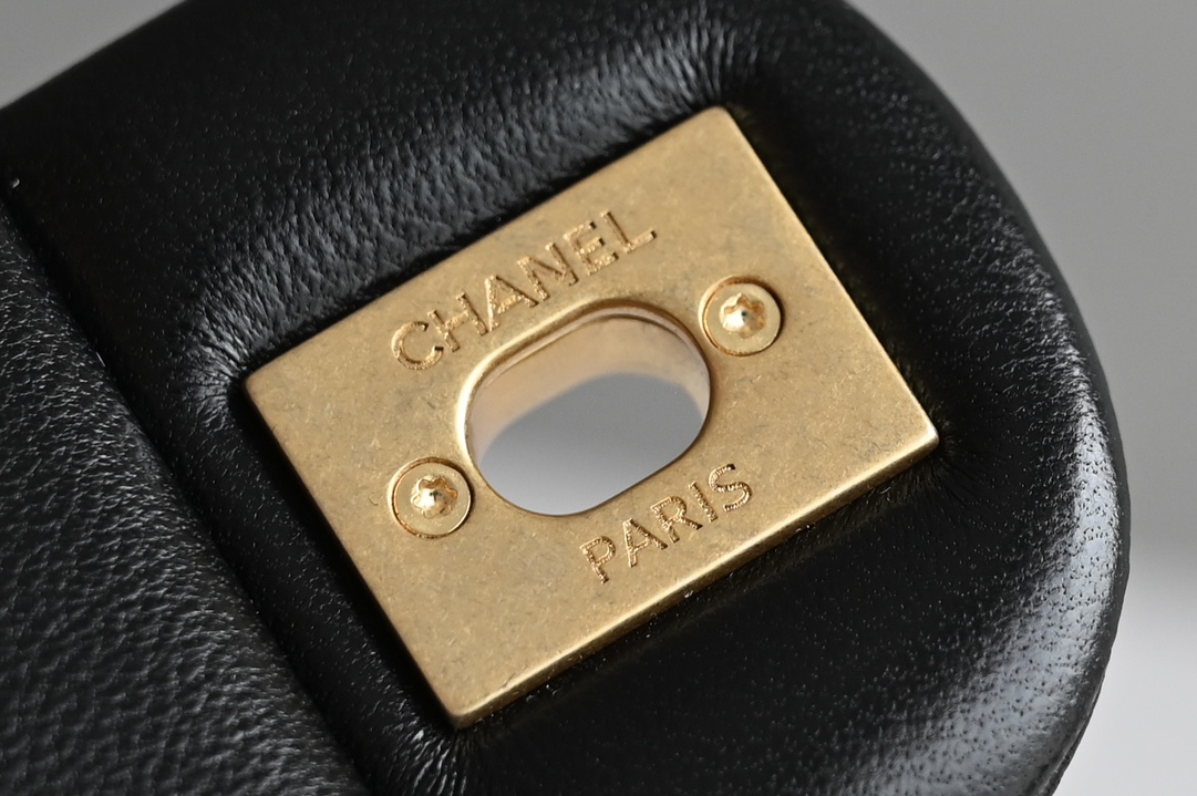 图片[7]-CHANEL  
 𝟮𝟰𝗣春夏
珍珠链条口盖包 黑色 大号
专柜售价44500𝗋𝗆𝖻购入开发〰️

𝖬𝗂𝗇𝗂 𝖲𝗊𝗎𝖺𝗋𝖾方胖子与珍珠链条融合
感觉更随性了拎着背着都很好看
是复古潮流与现代时尚的相互碰撞

五金：𝟤𝟦𝖪复古鎏金
皮料：原厂小羊皮
尺寸：𝟷𝟺.𝟻*𝟷𝟿.𝟻*𝟽.𝟻𝚌𝚖-高仿包包