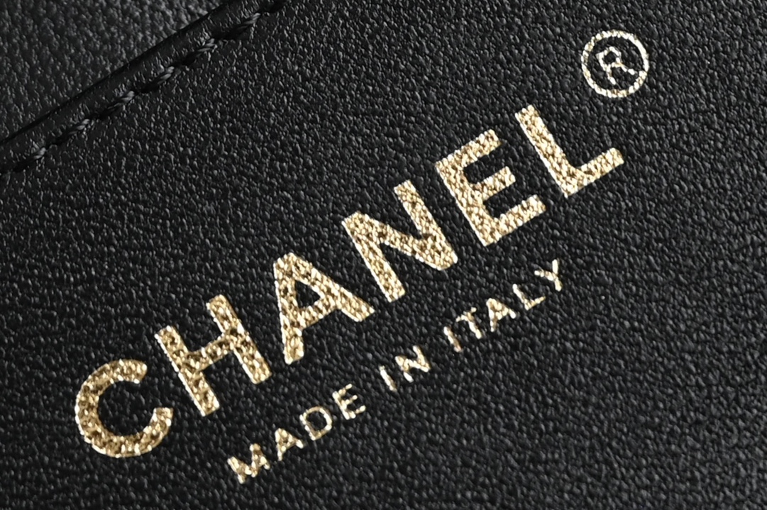 图片[8]-CHANEL  
 𝟮𝟰𝗣春夏
珍珠链条口盖包 黑色 大号
专柜售价44500𝗋𝗆𝖻购入开发〰️

𝖬𝗂𝗇𝗂 𝖲𝗊𝗎𝖺𝗋𝖾方胖子与珍珠链条融合
感觉更随性了拎着背着都很好看
是复古潮流与现代时尚的相互碰撞

五金：𝟤𝟦𝖪复古鎏金
皮料：原厂小羊皮
尺寸：𝟷𝟺.𝟻*𝟷𝟿.𝟻*𝟽.𝟻𝚌𝚖-高仿包包