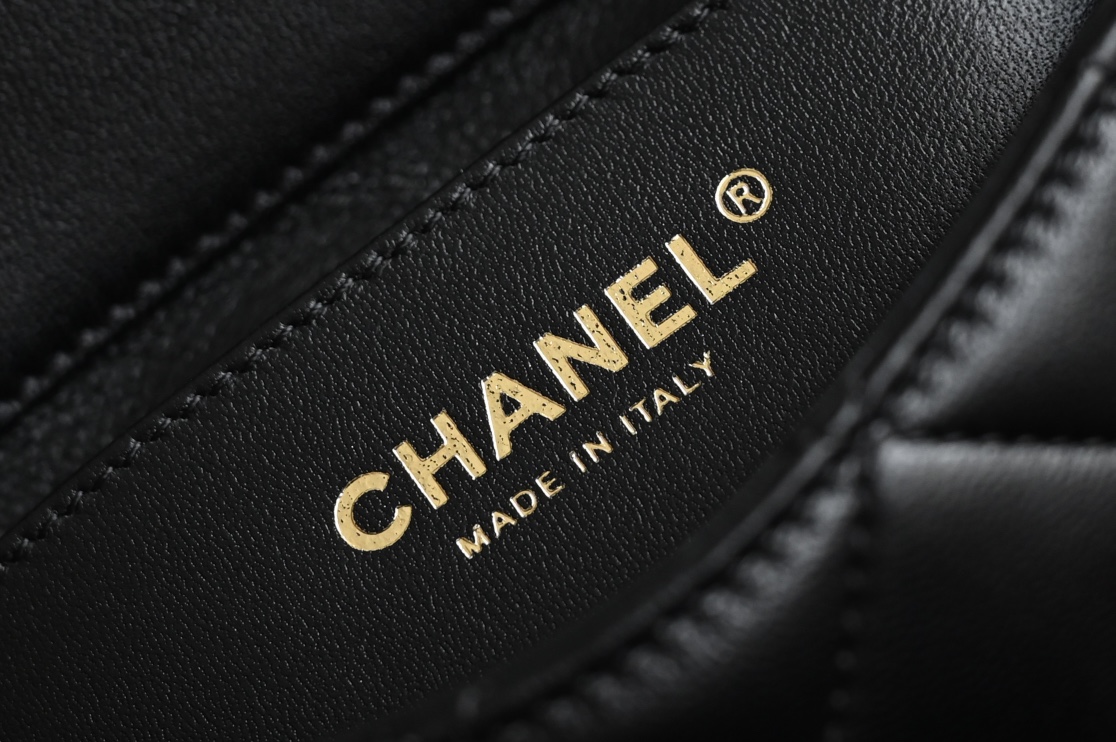 图片[8]-CHANEL  
𝟐𝟒𝐏珍珠方胖子
珍珠手腕𝗆𝗂𝗇𝗂 方胖子 黑色
专柜售价𝟺𝟸𝟿𝟶𝟶𝗋𝗆𝖻购入开发〰️

𝖢𝗁𝖺𝗇𝖾𝟣𝟐𝟒𝐏珍珠方胖子
美貌还是打败了实用~
这珍珠手腕包谁不爱呢❔
上身惊艳还多了一丝小可爱🖤
珍珠与链条结合复古金小手腕
是妥妥的艺术品小仙女值得入手❕

五金：人造珍珠𝟤𝟦𝖪复古金
皮料：开料部𝗓𝗉小羊皮
尺寸： 12.5*17*5𝖼𝗆-高仿包包