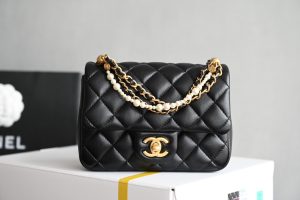 CHANEL  
𝟐𝟒𝐏珍珠方胖子
珍珠手腕𝗆𝗂𝗇𝗂 方胖子 黑色
专柜售价𝟺𝟸𝟿𝟶𝟶𝗋𝗆𝖻购入开发〰️

𝖢𝗁𝖺𝗇𝖾𝟣𝟐𝟒𝐏珍珠方胖子
美貌还是打败了实用~
这珍珠手腕包谁不爱呢❔
上身惊艳还多了一丝小可爱🖤
珍珠与链条结合复古金小手腕
是妥妥的艺术品小仙女值得入手❕

五金：人造珍珠𝟤𝟦𝖪复古金
皮料：开料部𝗓𝗉小羊皮
尺寸： 12.5*17*5𝖼𝗆-高仿包包