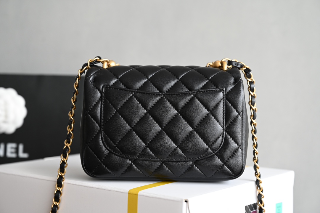图片[2]-CHANEL  
𝟐𝟒𝐏珍珠方胖子
珍珠手腕𝗆𝗂𝗇𝗂 方胖子 黑色
专柜售价𝟺𝟸𝟿𝟶𝟶𝗋𝗆𝖻购入开发〰️

𝖢𝗁𝖺𝗇𝖾𝟣𝟐𝟒𝐏珍珠方胖子
美貌还是打败了实用~
这珍珠手腕包谁不爱呢❔
上身惊艳还多了一丝小可爱🖤
珍珠与链条结合复古金小手腕
是妥妥的艺术品小仙女值得入手❕

五金：人造珍珠𝟤𝟦𝖪复古金
皮料：开料部𝗓𝗉小羊皮
尺寸： 12.5*17*5𝖼𝗆-高仿包包