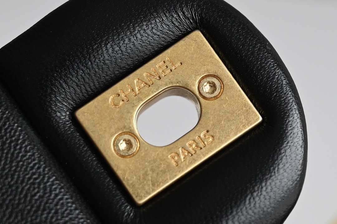 图片[7]-CHANEL  
𝟐𝟒𝐏珍珠方胖子
珍珠手腕𝗆𝗂𝗇𝗂 方胖子 黑色
专柜售价𝟺𝟸𝟿𝟶𝟶𝗋𝗆𝖻购入开发〰️

𝖢𝗁𝖺𝗇𝖾𝟣𝟐𝟒𝐏珍珠方胖子
美貌还是打败了实用~
这珍珠手腕包谁不爱呢❔
上身惊艳还多了一丝小可爱🖤
珍珠与链条结合复古金小手腕
是妥妥的艺术品小仙女值得入手❕

五金：人造珍珠𝟤𝟦𝖪复古金
皮料：开料部𝗓𝗉小羊皮
尺寸： 12.5*17*5𝖼𝗆-高仿包包