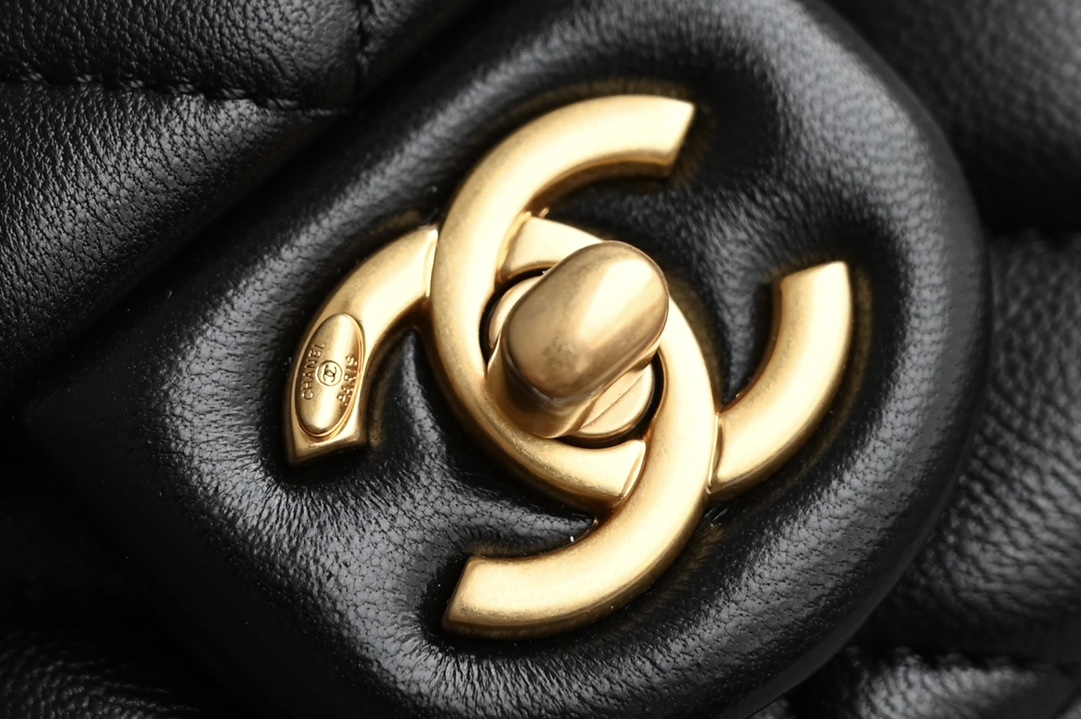 图片[6]-CHANEL  
𝟐𝟒𝐏珍珠方胖子
珍珠手腕𝗆𝗂𝗇𝗂 方胖子 黑色
专柜售价𝟺𝟸𝟿𝟶𝟶𝗋𝗆𝖻购入开发〰️

𝖢𝗁𝖺𝗇𝖾𝟣𝟐𝟒𝐏珍珠方胖子
美貌还是打败了实用~
这珍珠手腕包谁不爱呢❔
上身惊艳还多了一丝小可爱🖤
珍珠与链条结合复古金小手腕
是妥妥的艺术品小仙女值得入手❕

五金：人造珍珠𝟤𝟦𝖪复古金
皮料：开料部𝗓𝗉小羊皮
尺寸： 12.5*17*5𝖼𝗆-高仿包包