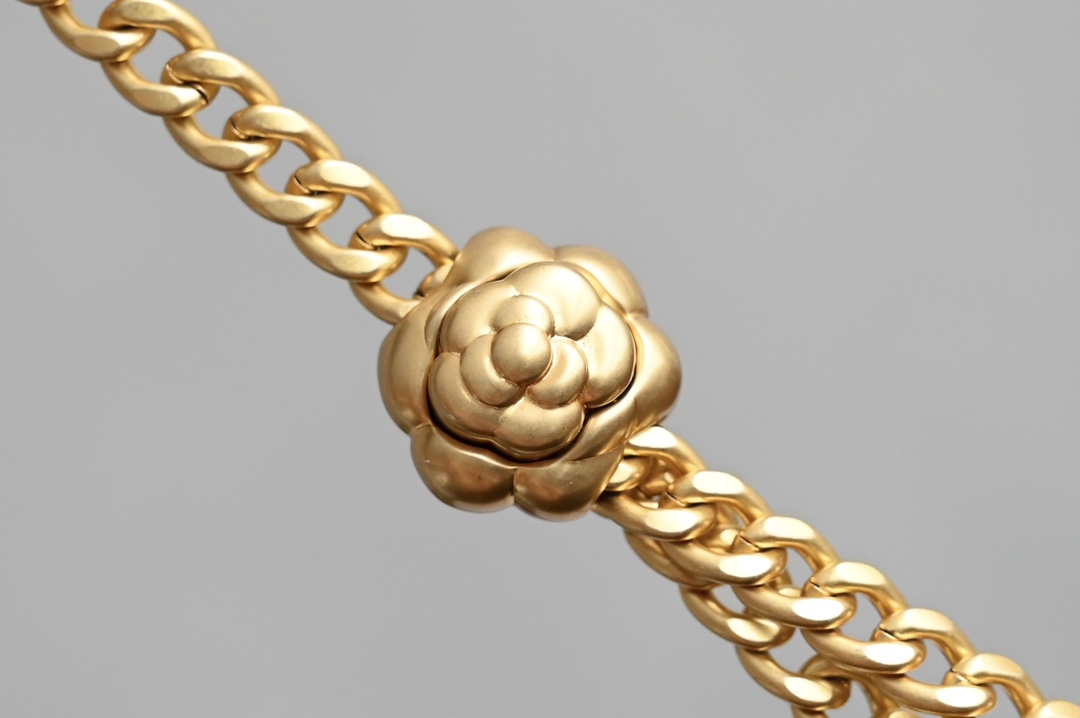 图片[5]-CHANEL  
𝟮𝟯𝗦春夏系列
山茶花调节扣大𝗆𝗂𝗇𝗂 黑色🖤
专柜售价𝟦𝟣𝟥𝟢𝟢𝗋𝗆𝖻购入开发〰️

23𝗌山茶花调节扣链条口盖包
具备𝖼𝖿的元素造型有着性感迷人的气质
设计方面更加优雅大方啦❕
🉑️腋下、斜挎、单肩一包多用很受欢迎哦👏🏻

五金：全铜𝟤𝟦𝖪复古金
皮料:   开料部𝗓𝗉小羊皮
尺寸：𝟣𝟥*𝟤𝟢*𝟩 𝖼𝗆-高仿包包