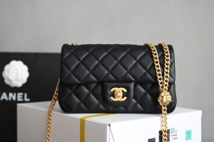 CHANEL  
𝟮𝟯𝗦春夏系列
山茶花调节扣大𝗆𝗂𝗇𝗂 黑色🖤
专柜售价𝟦𝟣𝟥𝟢𝟢𝗋𝗆𝖻购入开发〰️

23𝗌山茶花调节扣链条口盖包
具备𝖼𝖿的元素造型有着性感迷人的气质
设计方面更加优雅大方啦❕
🉑️腋下、斜挎、单肩一包多用很受欢迎哦👏🏻

五金：全铜𝟤𝟦𝖪复古金
皮料:   开料部𝗓𝗉小羊皮
尺寸：𝟣𝟥*𝟤𝟢*𝟩 𝖼𝗆-高仿包包