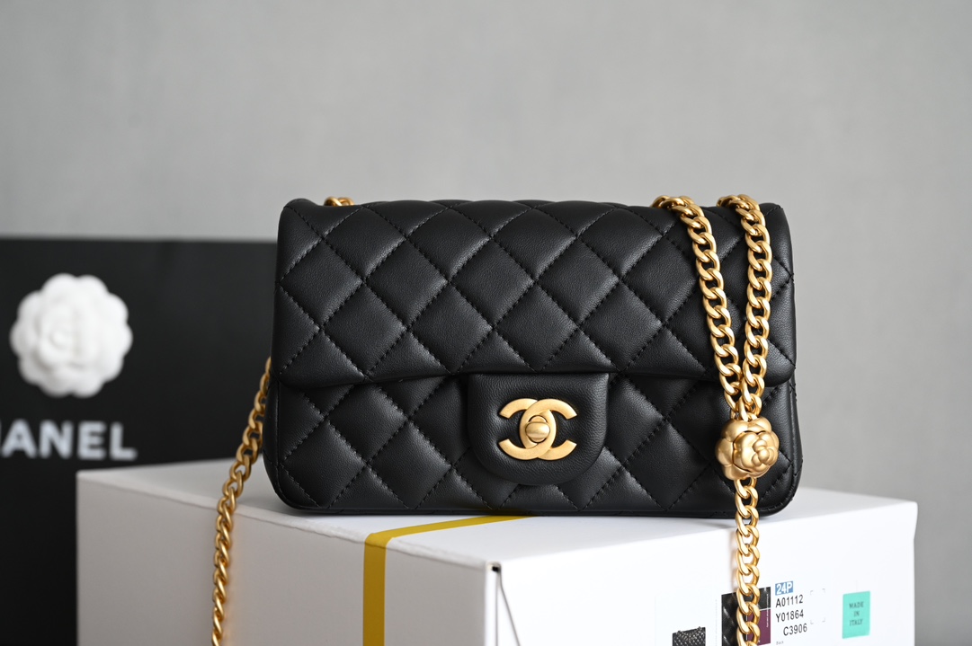 CHANEL  
𝟮𝟯𝗦春夏系列
山茶花调节扣大𝗆𝗂𝗇𝗂 黑色🖤
专柜售价𝟦𝟣𝟥𝟢𝟢𝗋𝗆𝖻购入开发〰️

23𝗌山茶花调节扣链条口盖包
具备𝖼𝖿的元素造型有着性感迷人的气质
设计方面更加优雅大方啦❕
🉑️腋下、斜挎、单肩一包多用很受欢迎哦👏🏻

五金：全铜𝟤𝟦𝖪复古金
皮料:   开料部𝗓𝗉小羊皮
尺寸：𝟣𝟥*𝟤𝟢*𝟩 𝖼𝗆-高仿包包
