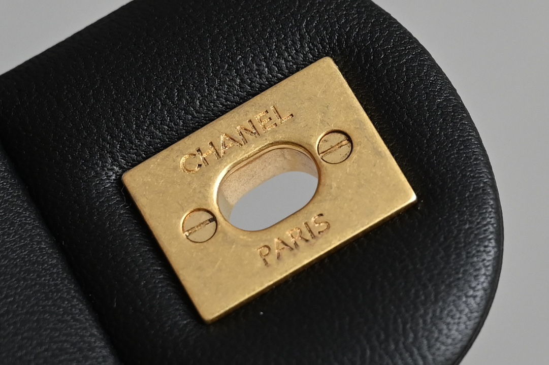 图片[7]-CHANEL  
𝟮𝟯𝗦春夏系列
山茶花调节扣大𝗆𝗂𝗇𝗂 黑色🖤
专柜售价𝟦𝟣𝟥𝟢𝟢𝗋𝗆𝖻购入开发〰️

23𝗌山茶花调节扣链条口盖包
具备𝖼𝖿的元素造型有着性感迷人的气质
设计方面更加优雅大方啦❕
🉑️腋下、斜挎、单肩一包多用很受欢迎哦👏🏻

五金：全铜𝟤𝟦𝖪复古金
皮料:   开料部𝗓𝗉小羊皮
尺寸：𝟣𝟥*𝟤𝟢*𝟩 𝖼𝗆-高仿包包
