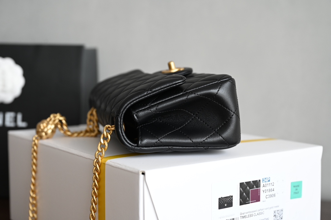 图片[4]-CHANEL  
𝟮𝟯𝗦春夏系列
山茶花调节扣大𝗆𝗂𝗇𝗂 黑色🖤
专柜售价𝟦𝟣𝟥𝟢𝟢𝗋𝗆𝖻购入开发〰️

23𝗌山茶花调节扣链条口盖包
具备𝖼𝖿的元素造型有着性感迷人的气质
设计方面更加优雅大方啦❕
🉑️腋下、斜挎、单肩一包多用很受欢迎哦👏🏻

五金：全铜𝟤𝟦𝖪复古金
皮料:   开料部𝗓𝗉小羊皮
尺寸：𝟣𝟥*𝟤𝟢*𝟩 𝖼𝗆-高仿包包