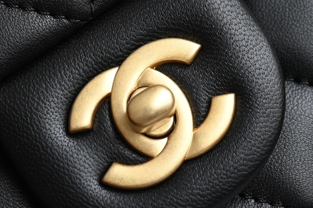 图片[6]-CHANEL  
𝟮𝟯𝗦春夏系列
山茶花调节扣大𝗆𝗂𝗇𝗂 黑色🖤
专柜售价𝟦𝟣𝟥𝟢𝟢𝗋𝗆𝖻购入开发〰️

23𝗌山茶花调节扣链条口盖包
具备𝖼𝖿的元素造型有着性感迷人的气质
设计方面更加优雅大方啦❕
🉑️腋下、斜挎、单肩一包多用很受欢迎哦👏🏻

五金：全铜𝟤𝟦𝖪复古金
皮料:   开料部𝗓𝗉小羊皮
尺寸：𝟣𝟥*𝟤𝟢*𝟩 𝖼𝗆-高仿包包