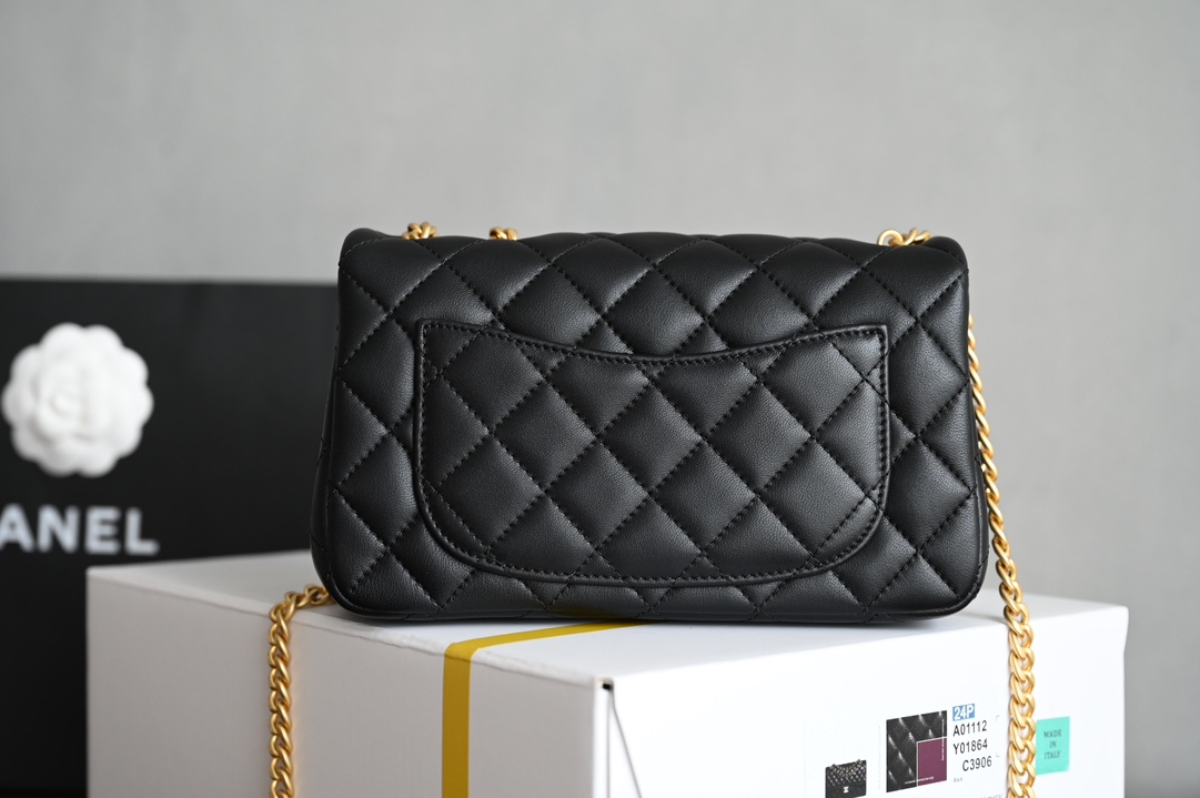 图片[2]-CHANEL  
𝟮𝟯𝗦春夏系列
山茶花调节扣大𝗆𝗂𝗇𝗂 黑色🖤
专柜售价𝟦𝟣𝟥𝟢𝟢𝗋𝗆𝖻购入开发〰️

23𝗌山茶花调节扣链条口盖包
具备𝖼𝖿的元素造型有着性感迷人的气质
设计方面更加优雅大方啦❕
🉑️腋下、斜挎、单肩一包多用很受欢迎哦👏🏻

五金：全铜𝟤𝟦𝖪复古金
皮料:   开料部𝗓𝗉小羊皮
尺寸：𝟣𝟥*𝟤𝟢*𝟩 𝖼𝗆-高仿包包