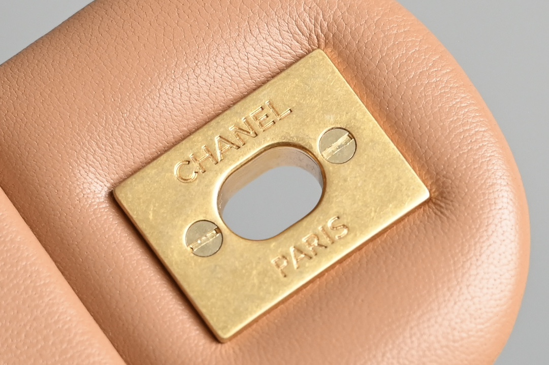 图片[7]-CHANEL  
𝟐𝟒𝐊新色现货 金球口盖包
金球调节扣 大𝗆𝗂𝗇𝗂 奶茶
专柜售价𝟦𝟥𝟧𝟢𝟢𝗋𝗆𝖻购入开发〰️

最新推出#金球链条口盖包大𝗆𝗂𝗇𝗂💙
具备𝖢𝖥元素造型有着性感迷人的气质
链条金球调节扣设计很精致很复古~
绝对是重量级必入收藏款️啦✔️

五金：厚镀𝟤𝟦𝖪复古金
皮料:   细腻小羊皮
尺寸：𝟣𝟥*𝟤𝟢*𝟩 𝖼𝗆-高仿包包