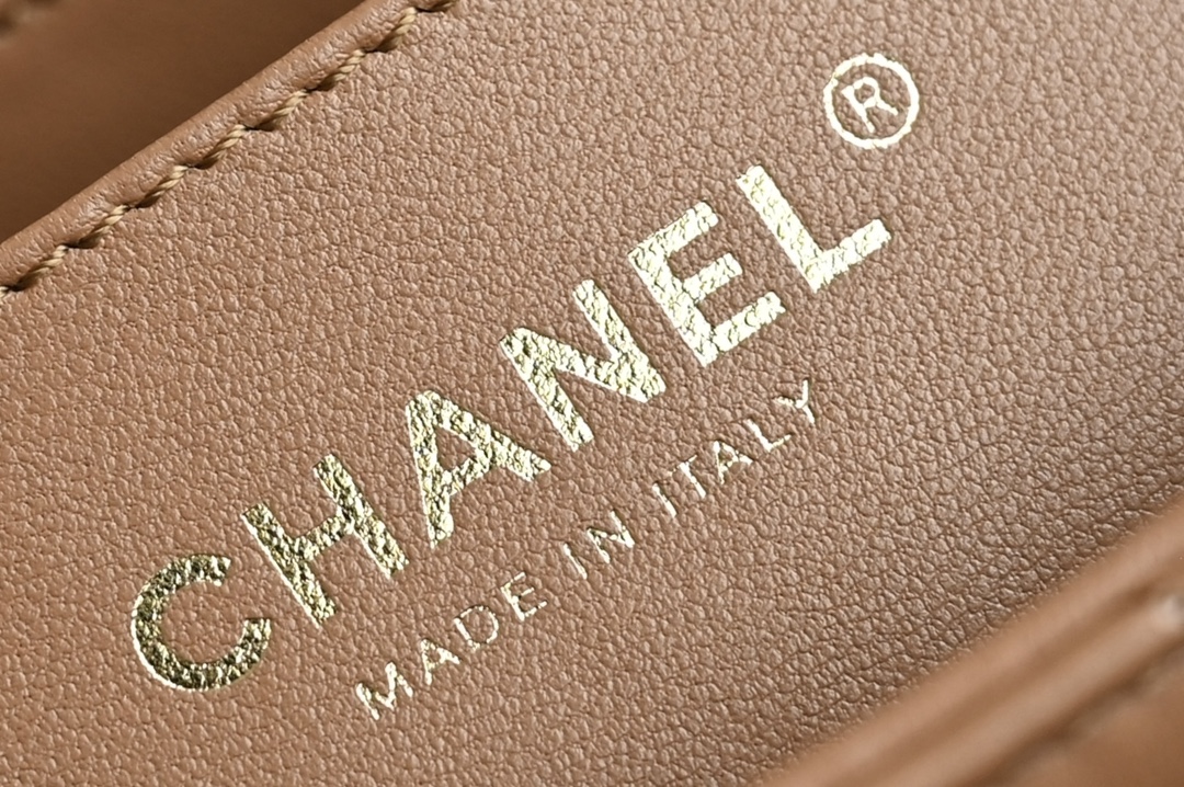 图片[8]-CHANEL  
 𝟐𝟒𝐊 新色现货 金球口盖包
金球调节扣方胖子 奶茶
专柜售价𝟦𝟣𝟪𝟢𝟢𝗋𝗆𝖻购入开发〰️

最新推出金球口盖𝖢𝖥方胖子💡
复古鎏金菱格纹金球调节扣设计
可赋予了包包很多种的背法🪄
 斜背 单肩 手拎 腋下包〰️
可爱的造型万般迷人容量用起来蛮大的❕
一年四季可搭配 可盐可甜 谁背谁好看🖤
感觉比经典款年轻时髦多了收藏级别必须入哟✔️

五金：厚镀𝟤𝟦𝖪复古金
皮料:   细腻小羊皮
尺寸：𝟣𝟪*𝟣𝟥*𝟩 𝖼𝗆-高仿包包