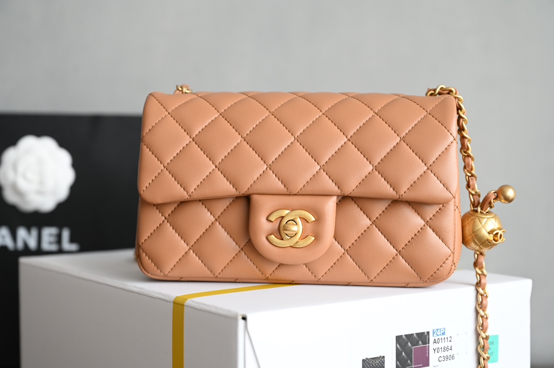CHANEL  
𝟐𝟒𝐊新色现货 金球口盖包
金球调节扣 大𝗆𝗂𝗇𝗂 奶茶
专柜售价𝟦𝟥𝟧𝟢𝟢𝗋𝗆𝖻购入开发〰️

最新推出#金球链条口盖包大𝗆𝗂𝗇𝗂💙
具备𝖢𝖥元素造型有着性感迷人的气质
链条金球调节扣设计很精致很复古~
绝对是重量级必入收藏款️啦✔️

五金：厚镀𝟤𝟦𝖪复古金
皮料:   细腻小羊皮
尺寸：𝟣𝟥*𝟤𝟢*𝟩 𝖼𝗆-高仿包包