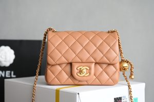 CHANEL  
 𝟐𝟒𝐊 新色现货 金球口盖包
金球调节扣方胖子 奶茶
专柜售价𝟦𝟣𝟪𝟢𝟢𝗋𝗆𝖻购入开发〰️

最新推出金球口盖𝖢𝖥方胖子💡
复古鎏金菱格纹金球调节扣设计
可赋予了包包很多种的背法🪄
 斜背 单肩 手拎 腋下包〰️
可爱的造型万般迷人容量用起来蛮大的❕
一年四季可搭配 可盐可甜 谁背谁好看🖤
感觉比经典款年轻时髦多了收藏级别必须入哟✔️

五金：厚镀𝟤𝟦𝖪复古金
皮料:   细腻小羊皮
尺寸：𝟣𝟪*𝟣𝟥*𝟩 𝖼𝗆-高仿包包